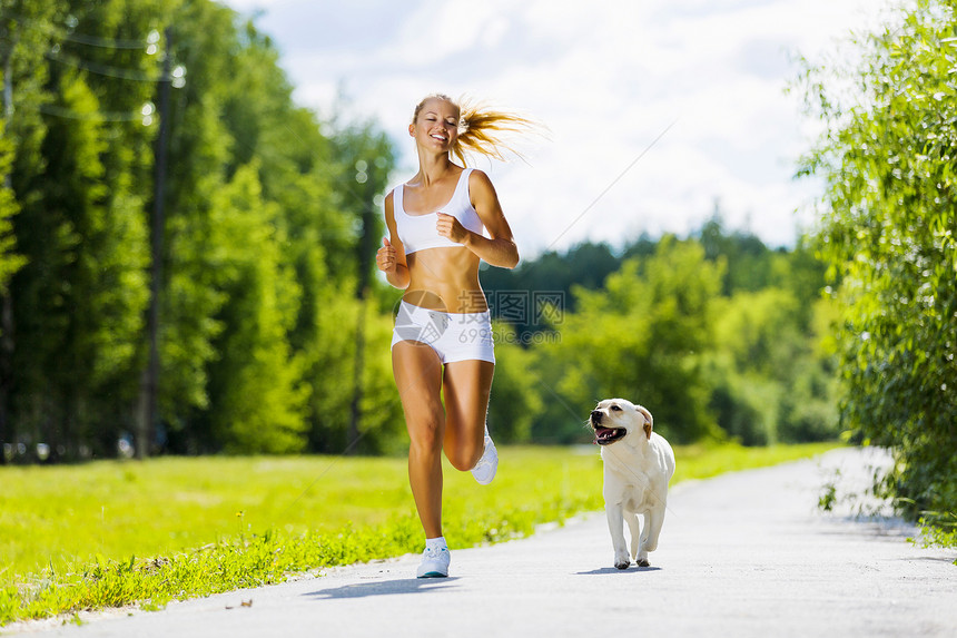 运动女运动员力量自由活力赛跑者女性公园跑步朋友们闲暇宠物图片