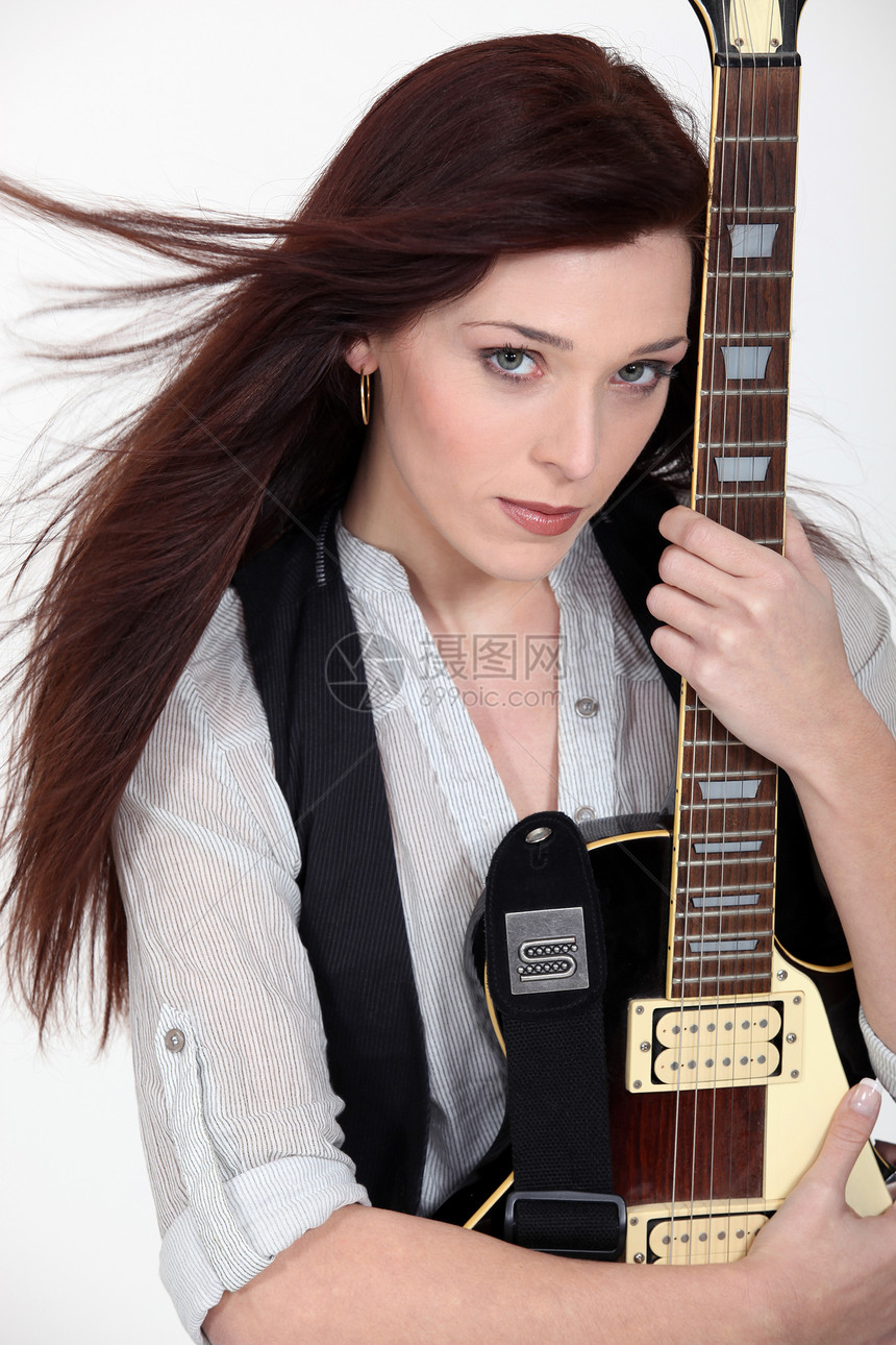 配有电吉他的女人黑发唱歌青年微风女孩乐趣星星情绪女士音乐家图片