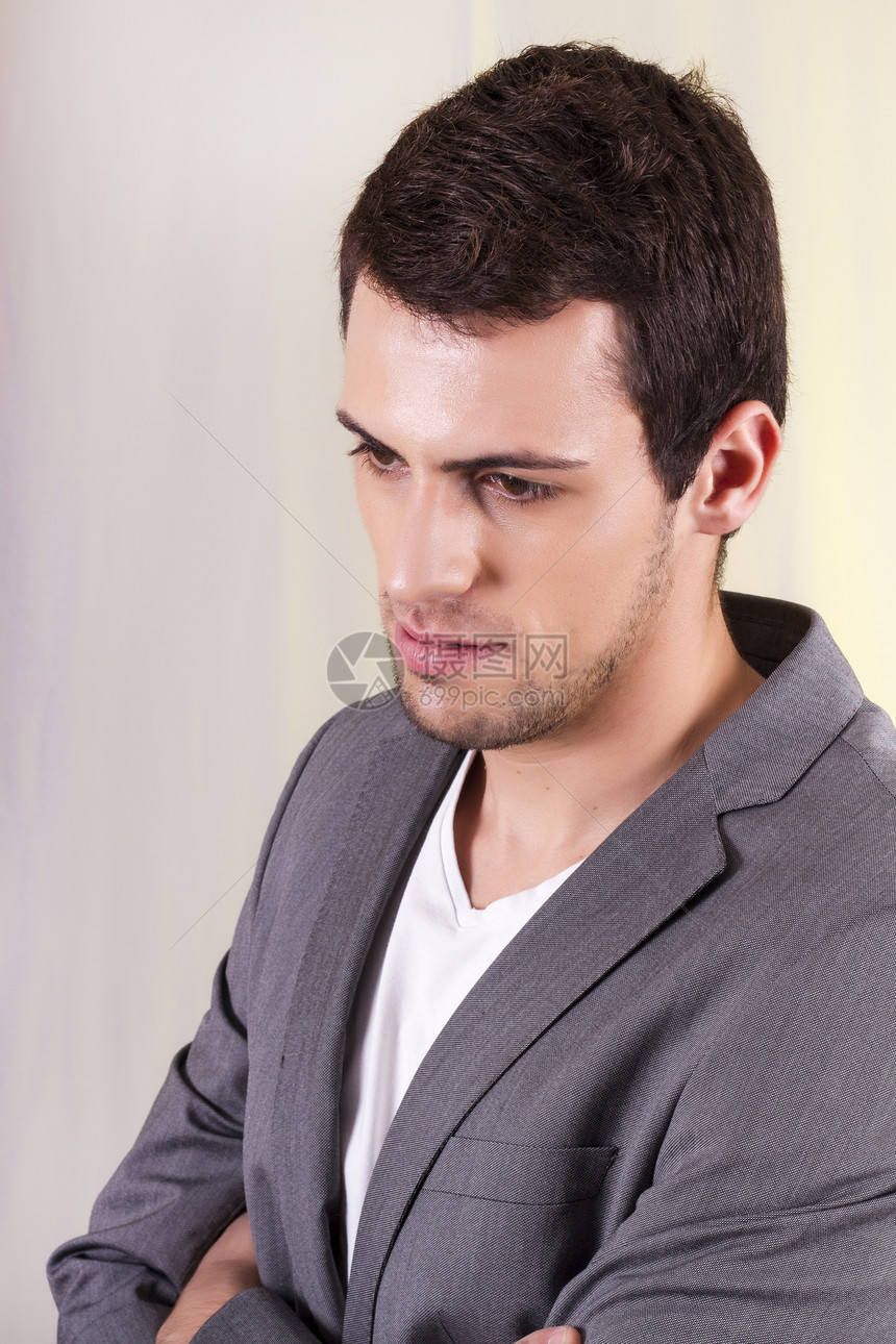 白人青年男子男性工作室外套衣服男人成人姿势白色图片