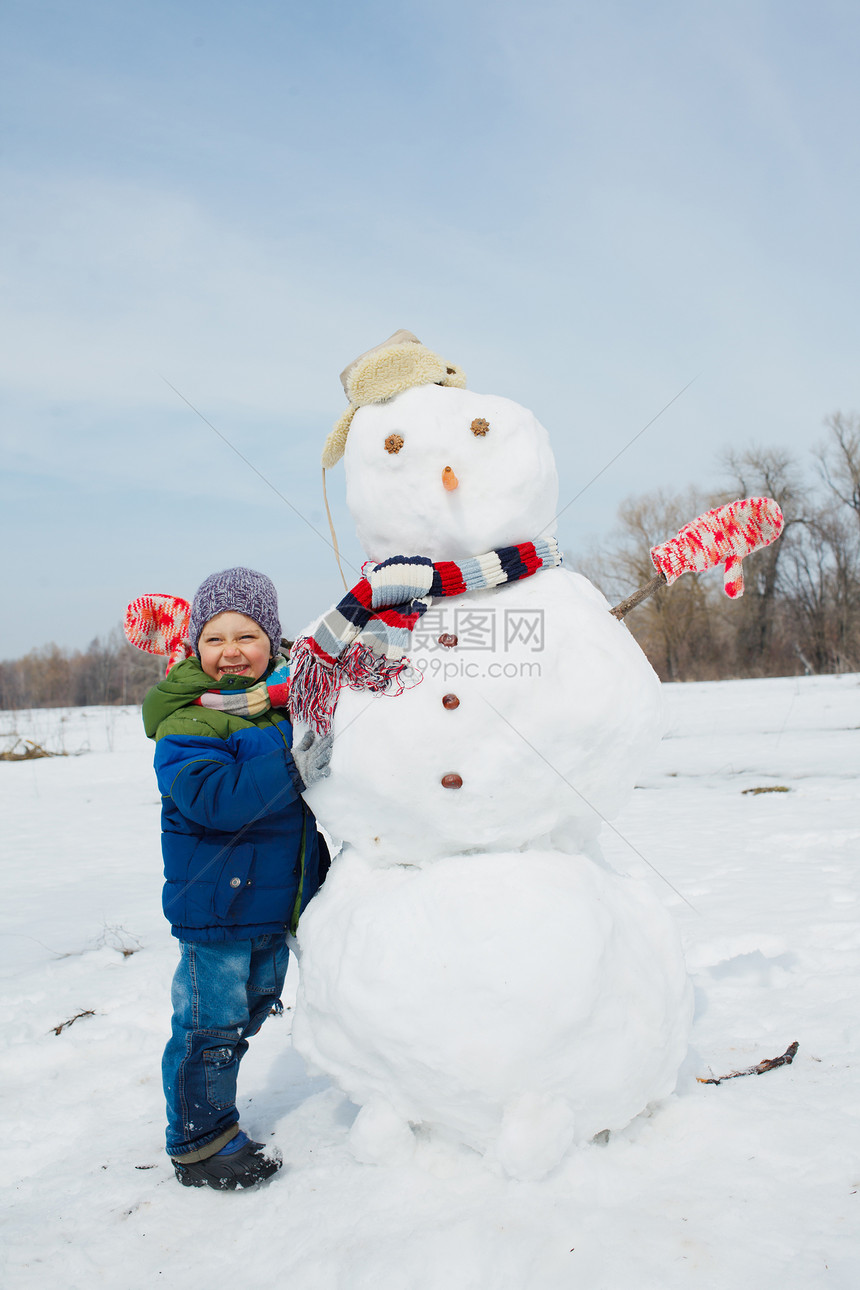 男孩做雪人夹克帽子微笑活动娱乐乡村闲暇孩子农村手套图片