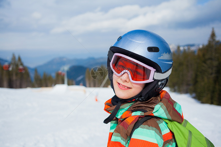 女孩在滑雪板上自由衣服滑雪者青年运动员运动婴儿娱乐晴天季节图片