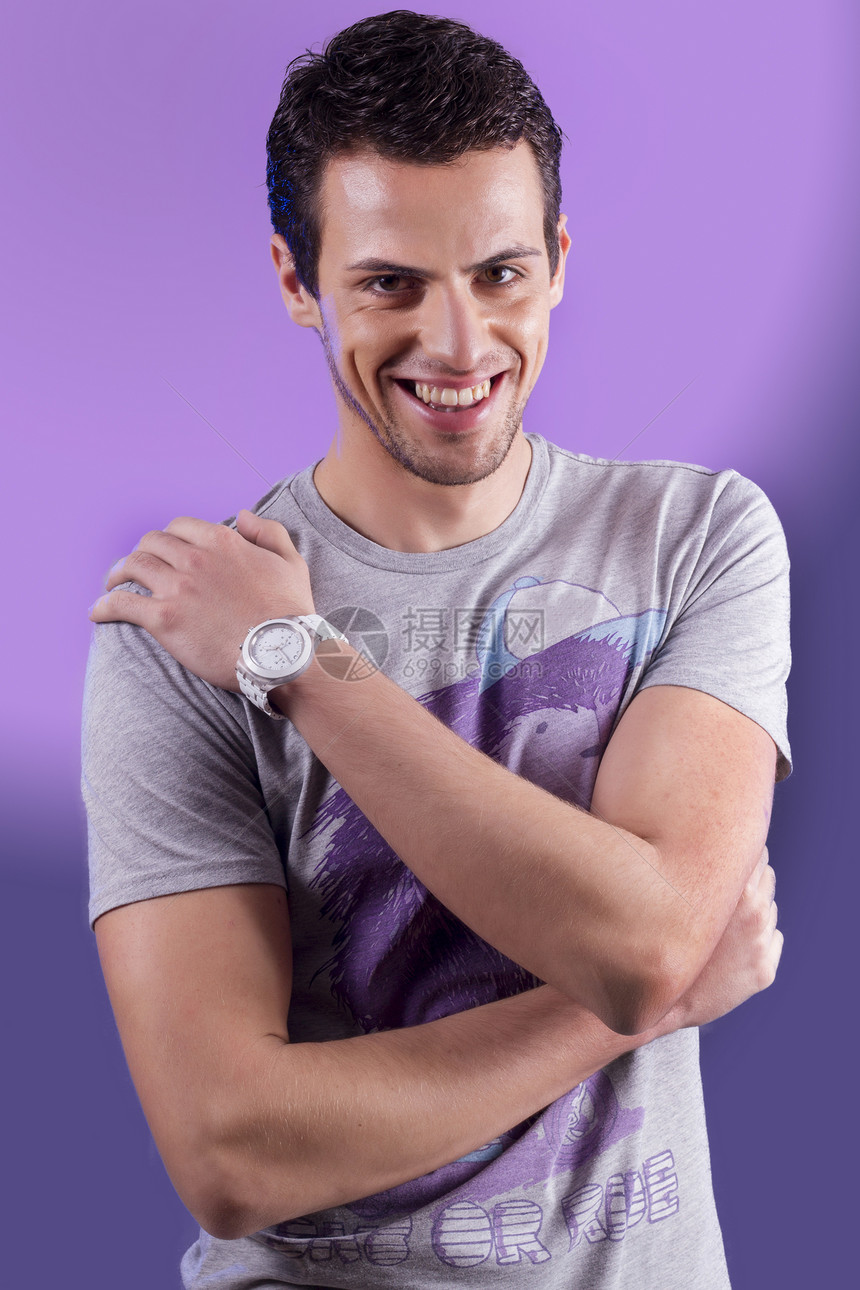 穿紫色衣服的年轻人成人男人衬衫姿势工作室男性图片