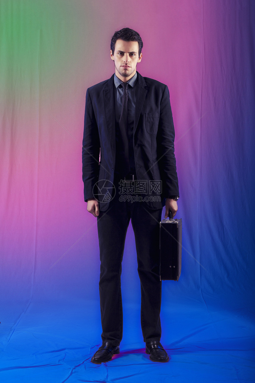 灰色青年商务人士公文包公司姿势黑色成人套装工作室男人商业衣服图片
