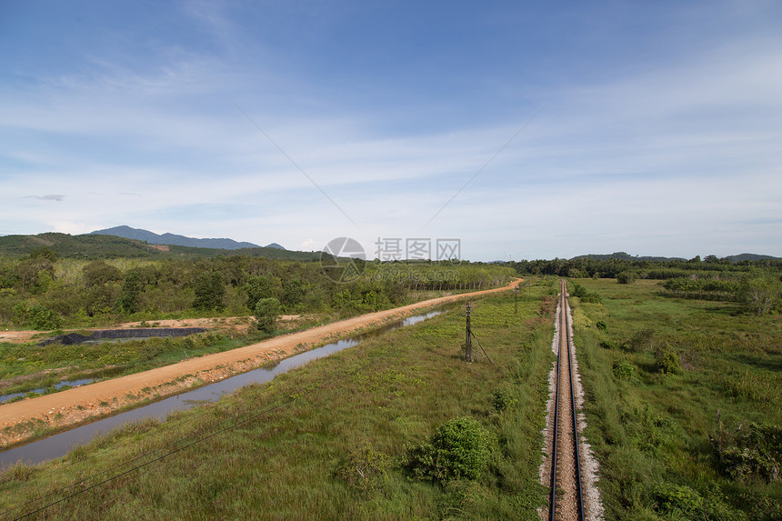 塔伊兰雅拉的铁路公路天空绿色国家图片