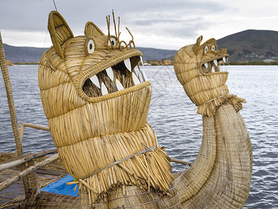 萘普龙在提喀卡湖的里德船编织芦苇运输面具传统精神荒野岛屿尿素傀儡背景