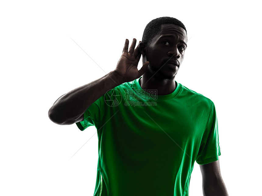 非洲男子足球运动员的双影听力手势图片