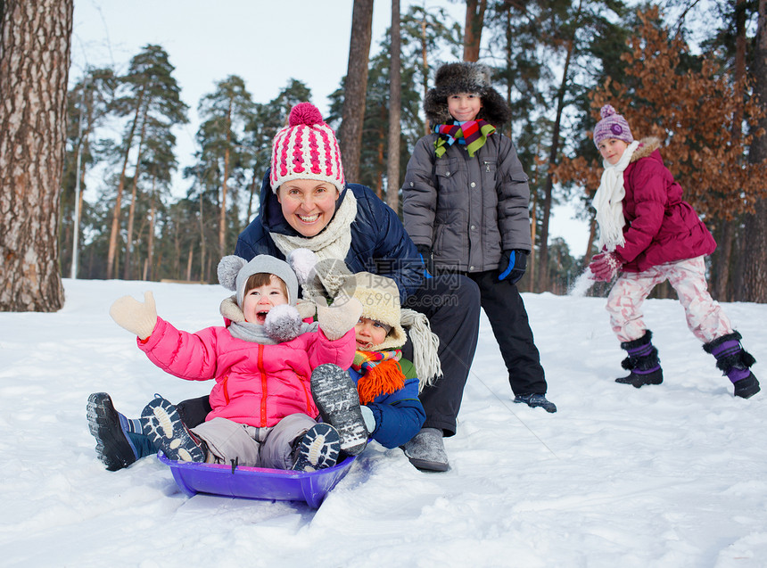 有趣的家庭在冬季风景中滑雪乐趣女儿兄弟母亲孩子们雪花森林团体闲暇季节图片