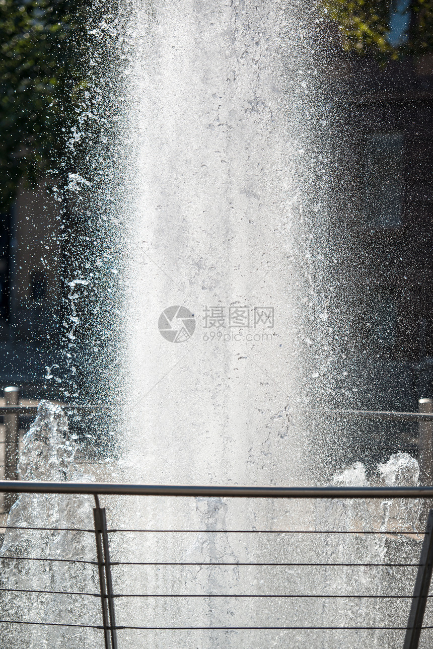 夏季喷泉太阳城市气泡公园运动飞溅流动绿色液体水滴图片