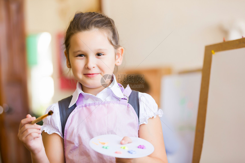 可爱女孩绘画孩子刷子黄色工艺天赋帆布画家爱好活动闲暇图片