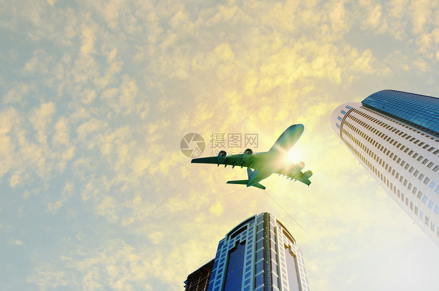 城市上空的飞机地点办公室旅行天际航空航班天空摩天大楼喷射翅膀图片