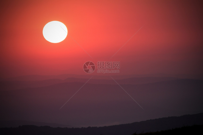 日落在山上国家旅行地平线场地场景戏剧性环境辉光爬坡土地图片