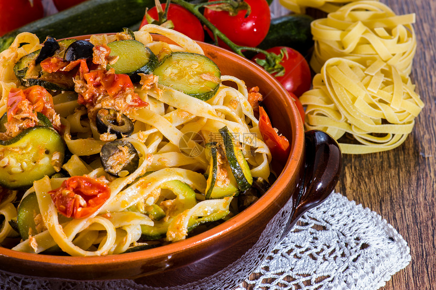 在陶瓷粘土锅中加蔬菜的意大利面饮食桌巾午餐叶子面条灌封维生素陶器沙拉坚果图片