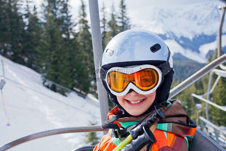 滑雪女孩娱乐婴儿自由晴天风镜头盔衣服女性孩子们季节图片