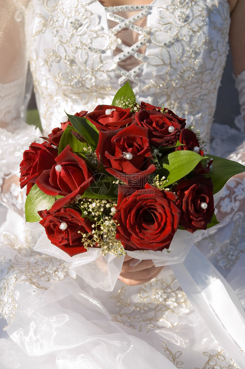 红玫瑰花束在已婚妇女手中玫瑰女孩们婚礼珠宝风格订婚联盟珍珠夫妻作品图片