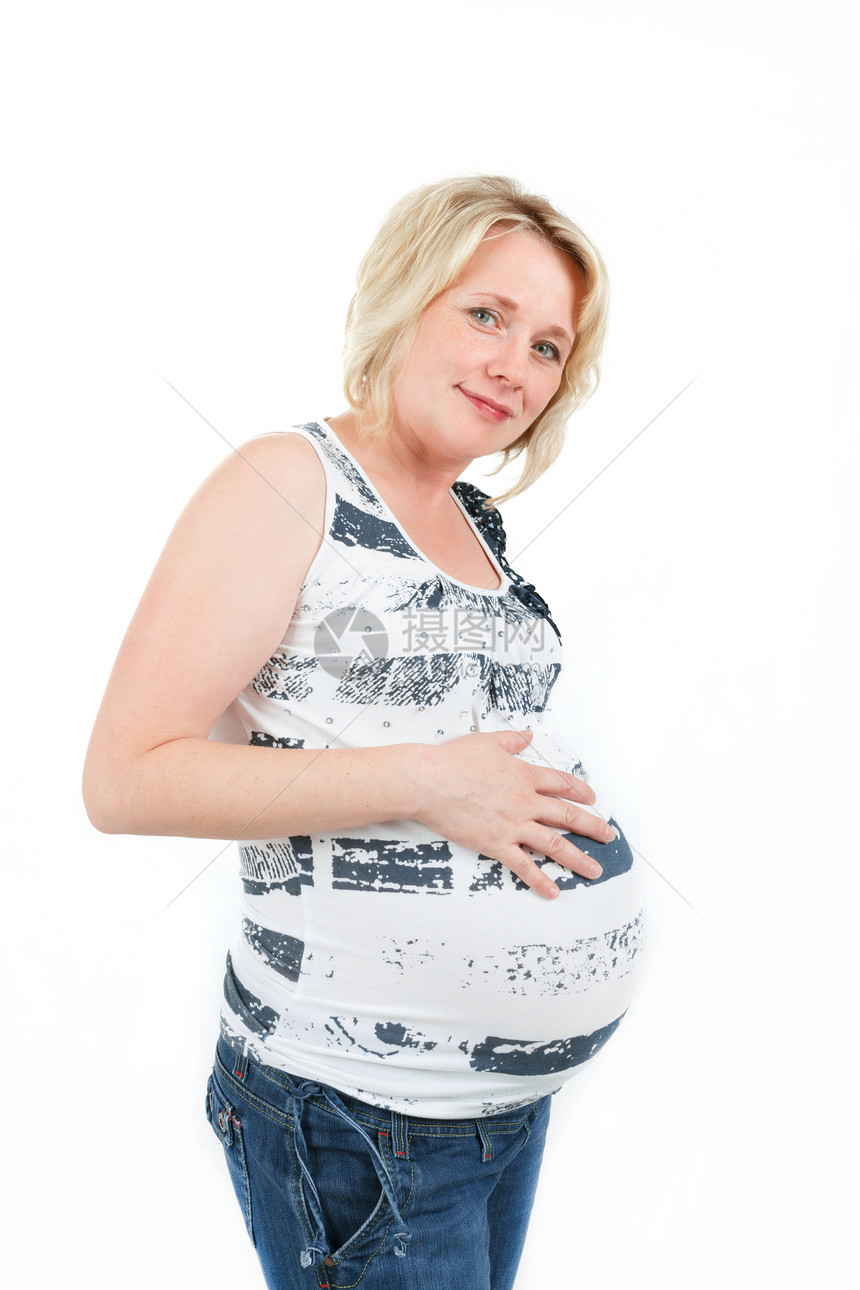 将腹部与白种背景隔绝的美丽孕妇幼小地抱住女性育儿母亲怀孕生活母性成人白色婴儿快乐图片