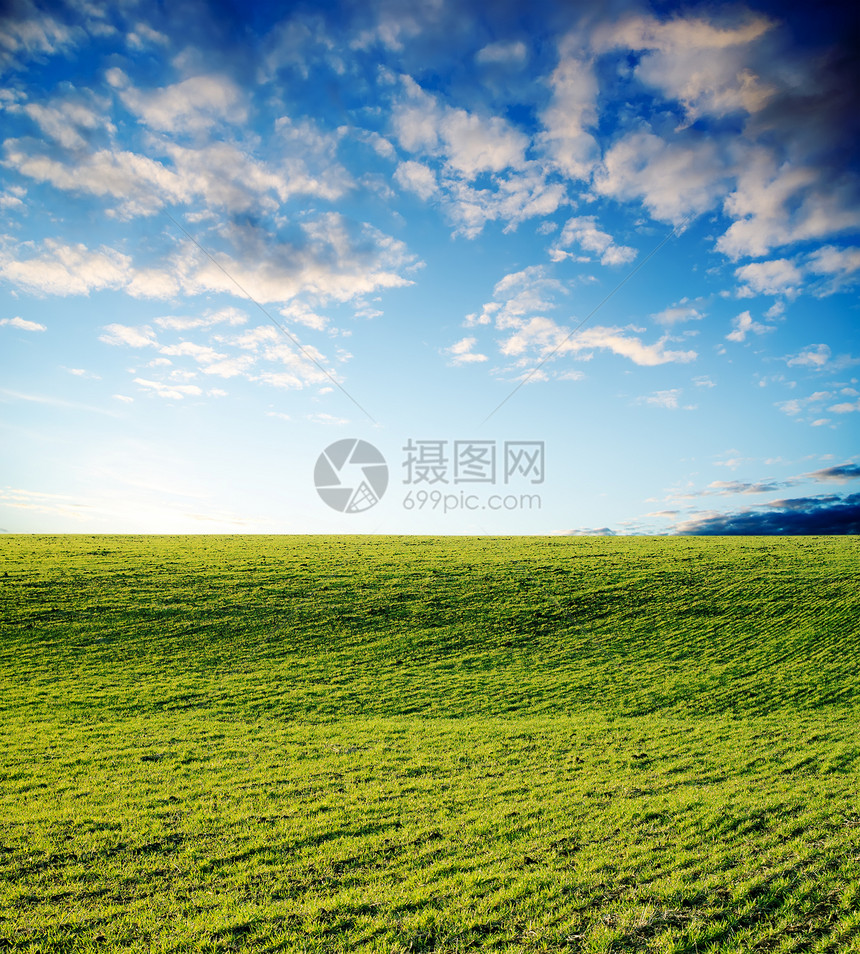 日落时绿地环境蓝色地平线天空农村农田草原国家场景草地图片
