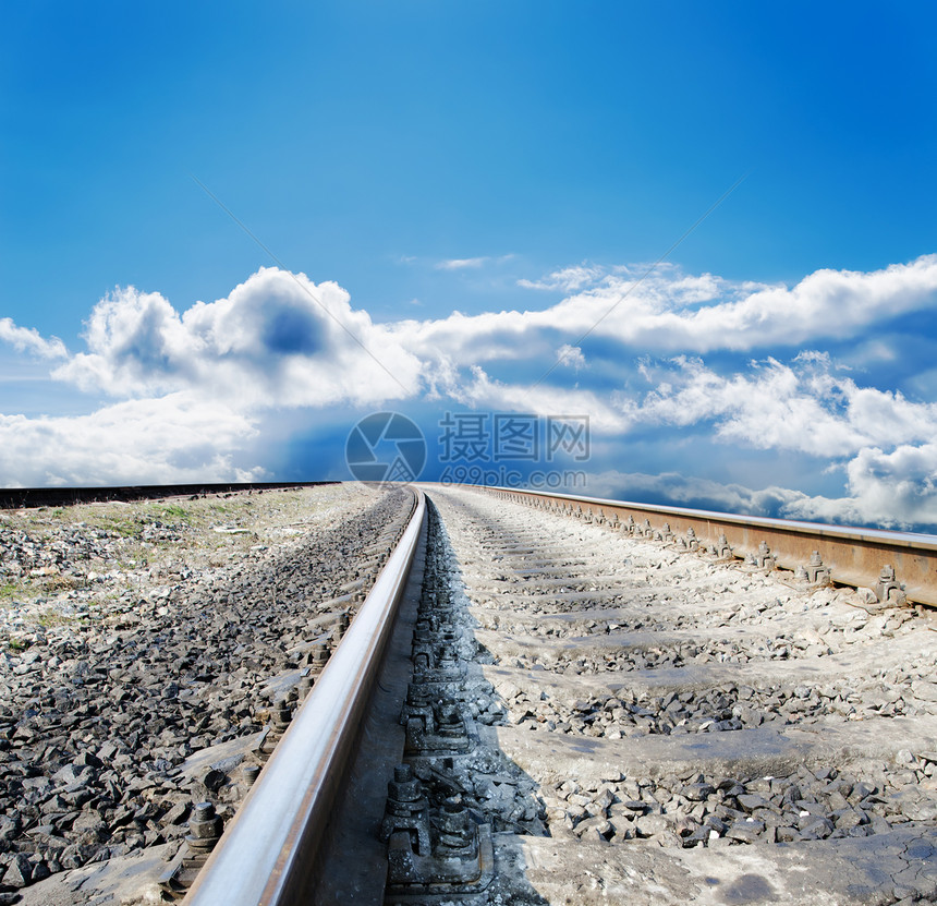 至阴云地平线的铁路图片