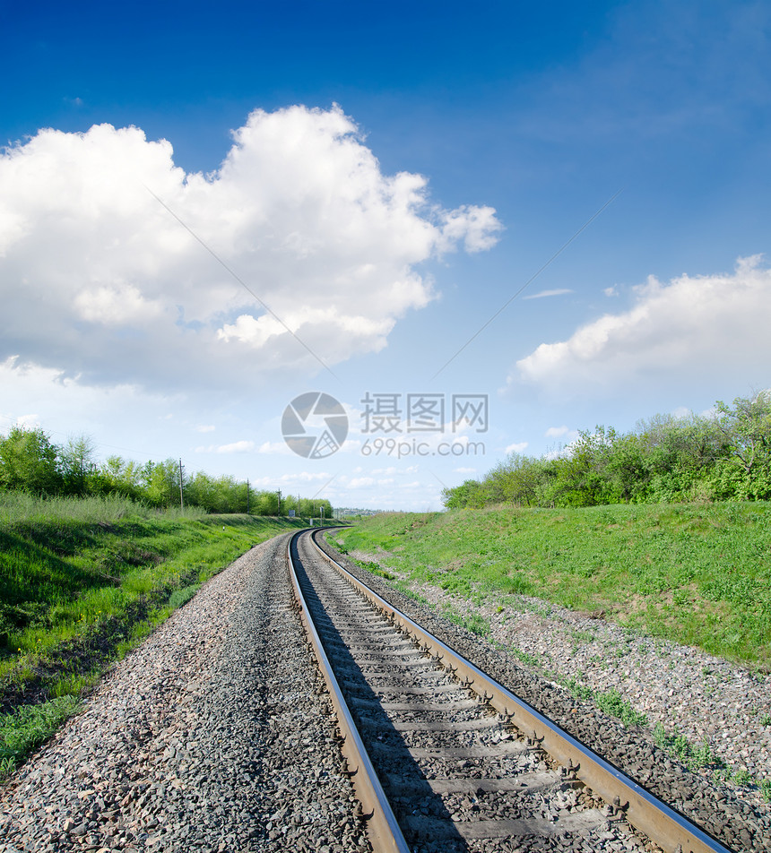 铁路走向绿地的地平线运输阳光货物国家农村树木小路速度旅行天空图片