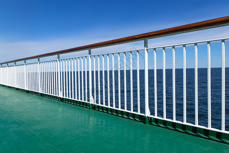 客轮绿甲板背景图片