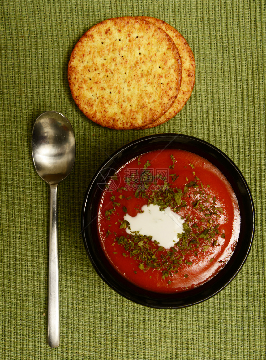 番茄汤加绿色和全谷物饼干图片