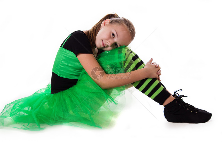 穿着绿裙裙裙的小舞女坐着图片