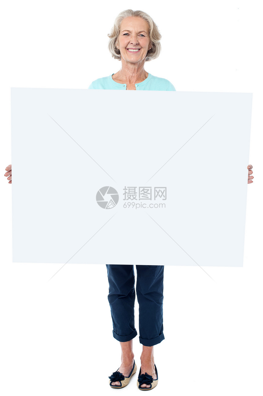 拿着空白告示牌的随身老太太示范工作室快乐冒充营销广告牌老年人女士产品女性图片