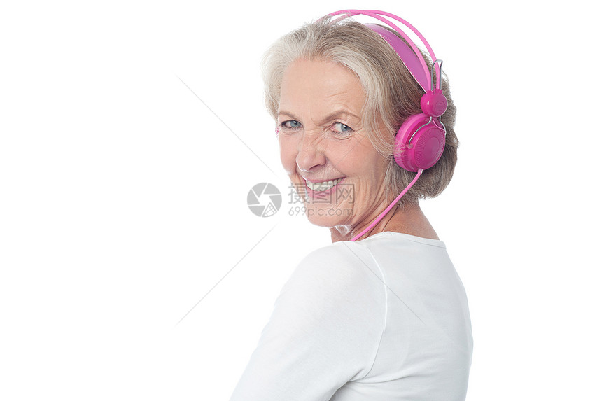 年老女人享受今天的音乐图片