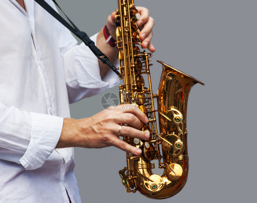 音乐家用萨克斯风的手金子艺术纽扣演员男性音乐会玩家钥匙反射萨克斯手图片