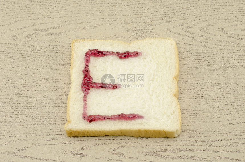 切片面包上的果酱字母表早餐营养午餐小吃面包师面团美食厨房谷物脆皮图片