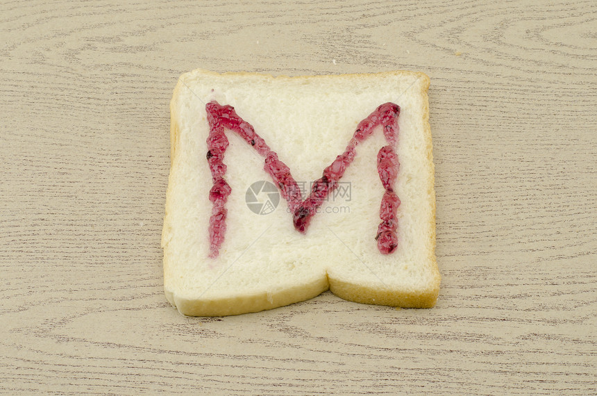 切片面包上的果酱字母表美食厨房食物粮食化合物谷物午餐小吃碳水面团图片
