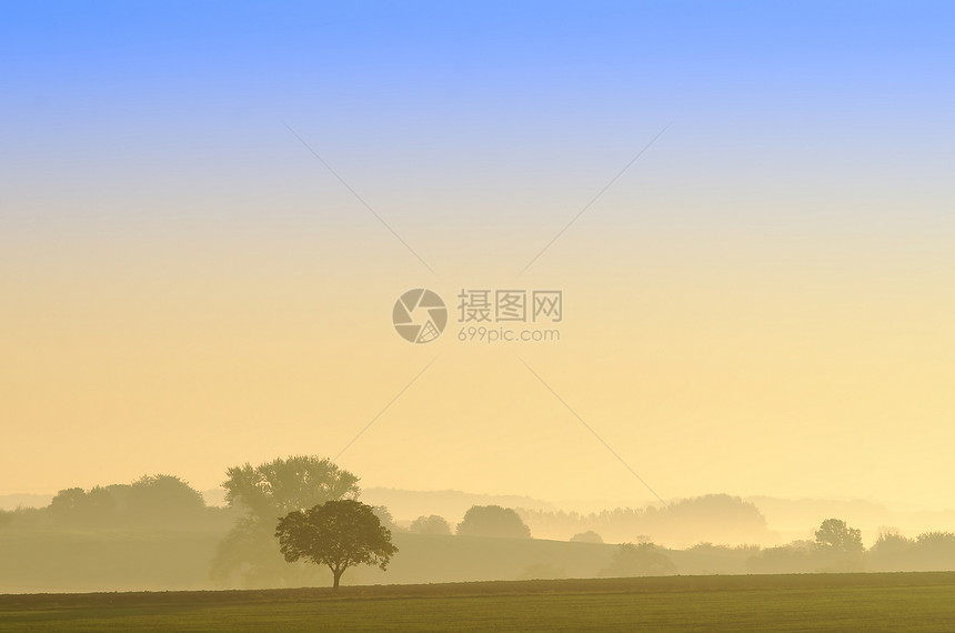 迷雾地貌场地风景乡村农场草地天空日出薄雾农村图片