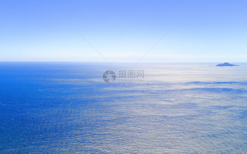蓝蓝色海洋海浪海景天空地平线图片