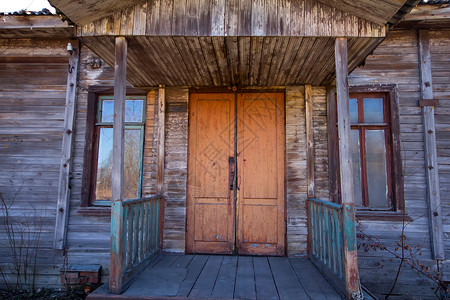 旧房子风化建筑入口窗户橙子历史地标旅行农场门廊高清图片