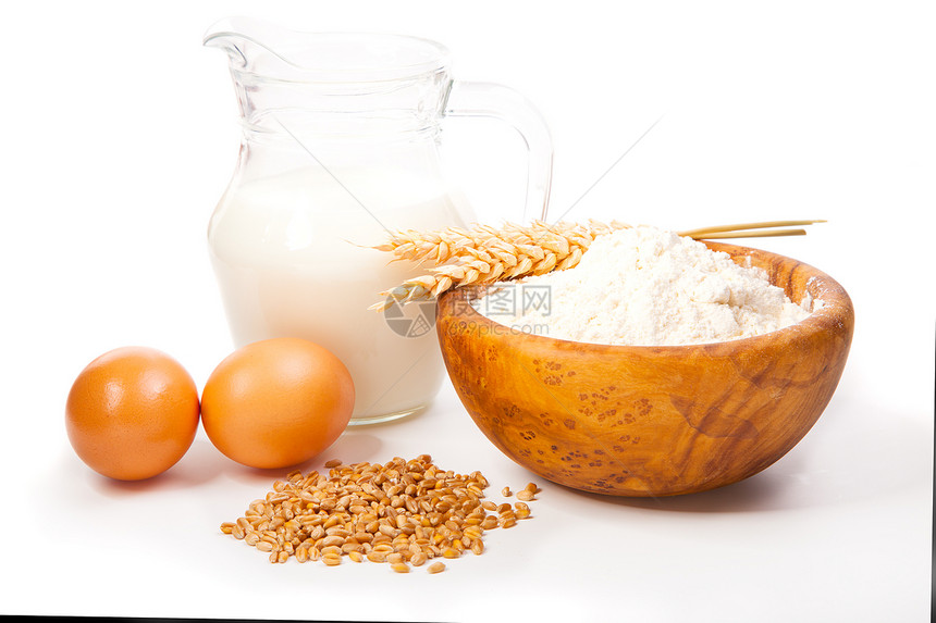 牛奶 面粉和鸡蛋 烘烤的原料面包厨房白色面团食物桌子蛋黄烹饪图片