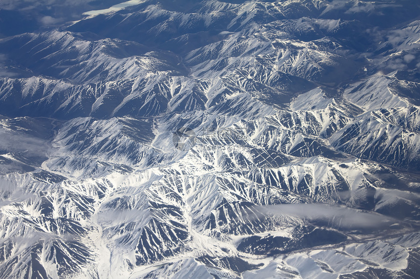 雪 云和石头的形态 从高处看天线地质学土地旅行荒野地球顶峰天空风景蓝色图片