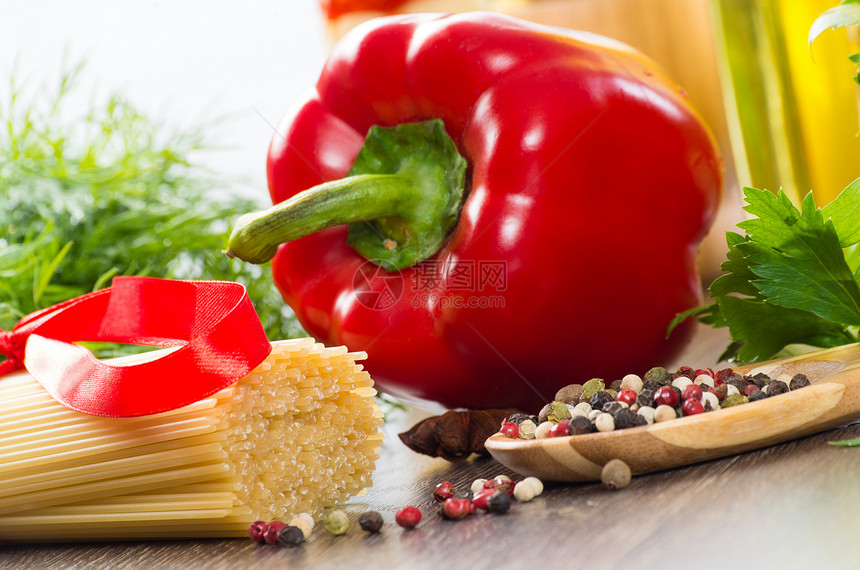 意大利意大利意面和蔬菜餐厅美食桌子饮食午餐古董香料烹饪辣椒香肠图片