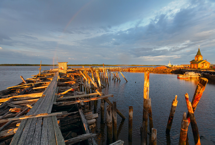 日落时的旧木头码头教会乡村旅行天空墙纸蓝色彩虹海滩旅游反射图片