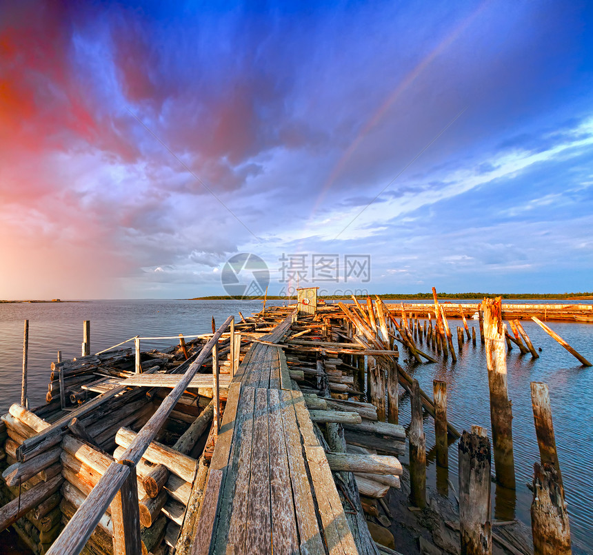 日落时的旧木头码头天空墙纸彩虹海滩反射旅游旅行蓝色乡村图片