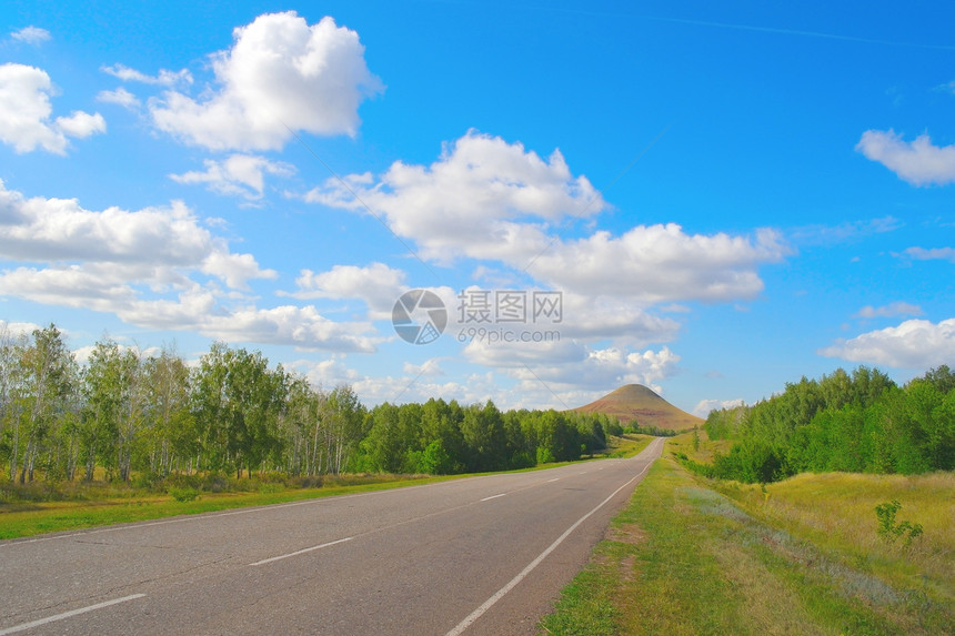 美丽的夏季风景太阳场景孤独森林顶峰山脉爬坡土地车道运输图片