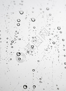 窗户上有雨滴玻璃杯 浅色DOF玻璃灰色团体天气反射水滴液体背景图片