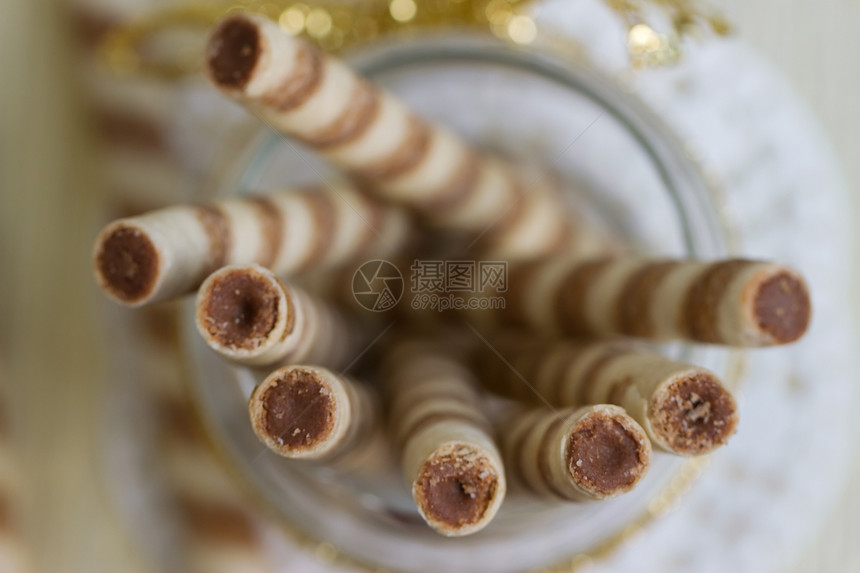 Wafer 滚棒棒棒奶油霜淇淋卷在杯子里食物蕾丝饮食饼干小吃巧克力丝带早餐馅饼晶圆图片