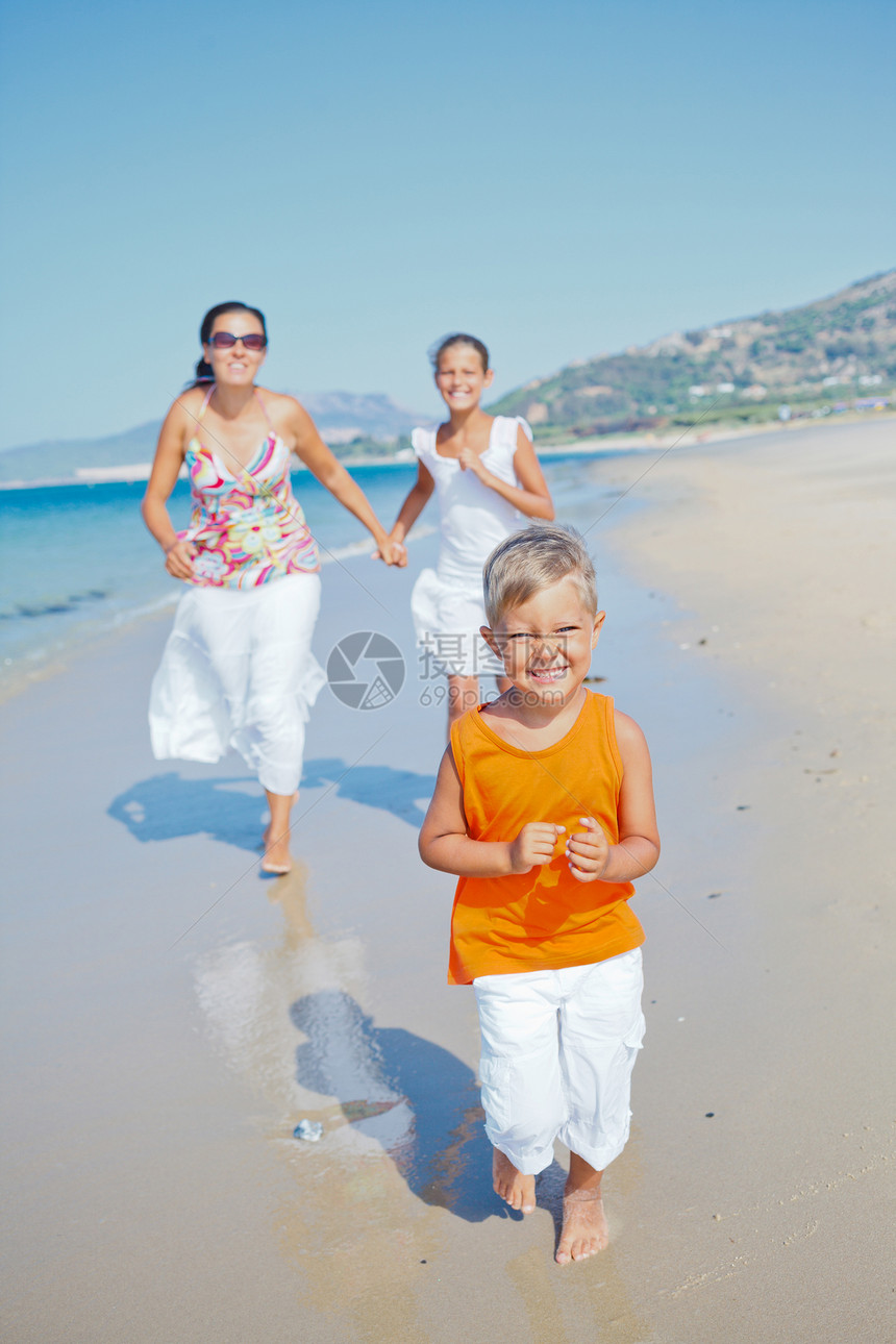 可爱的男孩和姐姐妈妈在沙滩上活动女性海滩海岸线地平线情调快乐幸福海洋跑步图片