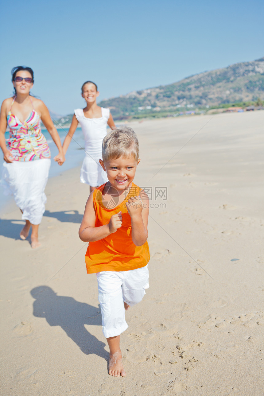 可爱的男孩和姐姐妈妈在沙滩上海洋幸福快乐异国海滨女孩热带海岸男性假期图片