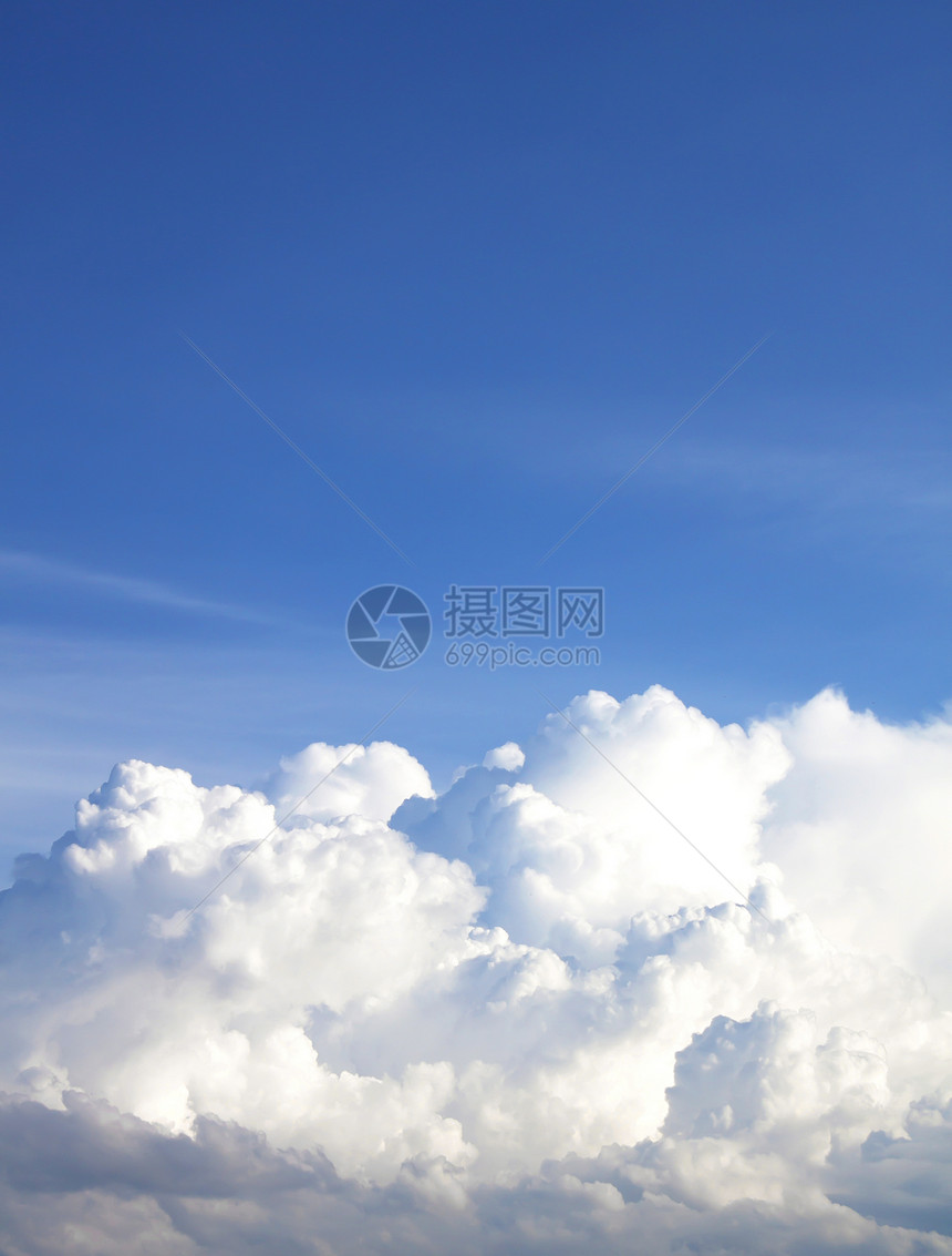 蓝天空和乌云自然空气风景隐喻自由符号背景白色蓝色天气图片