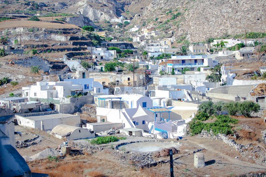 希腊圣托里尼小村庄的迷人景象胡同游客酒店石头吸引力蓝色风景灯笼岛屿假期图片