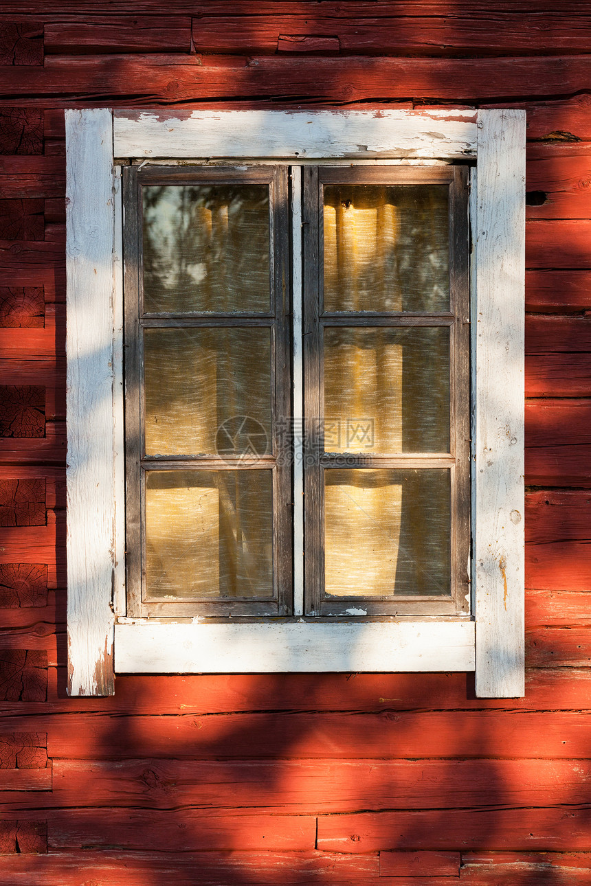 红木屋旧窗户图片