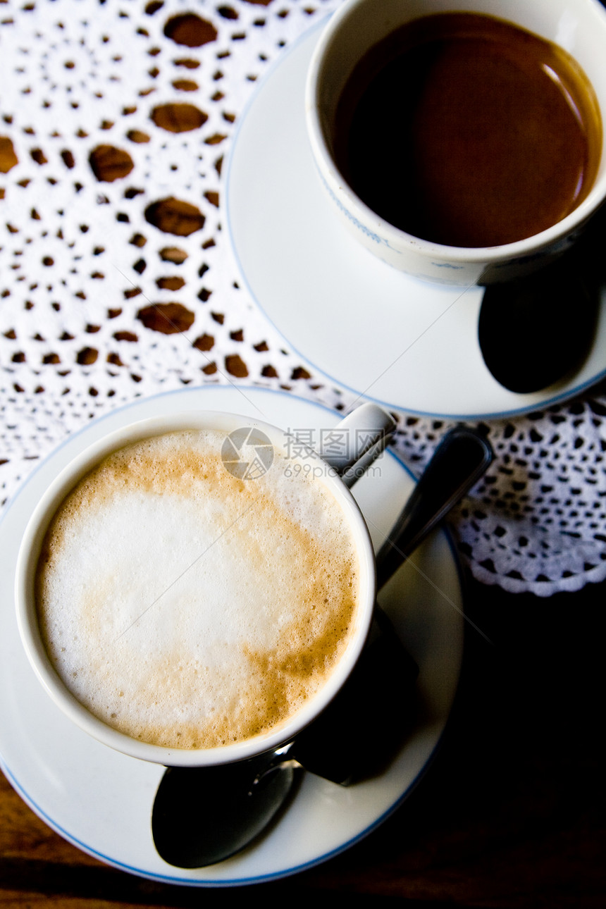 咖啡加牛奶和黑咖啡早餐用图片
