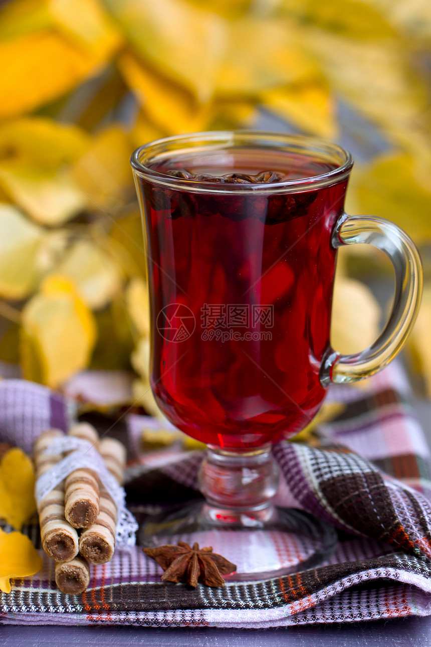 红茶和秋叶食物八角叶子液体杯子芳香香料庆典水果玻璃图片