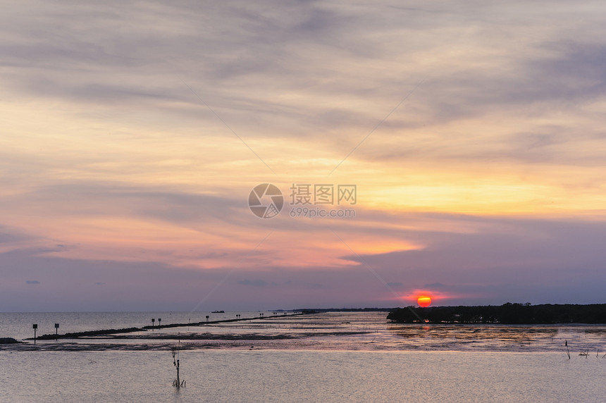 观察热带海的美丽日落图片