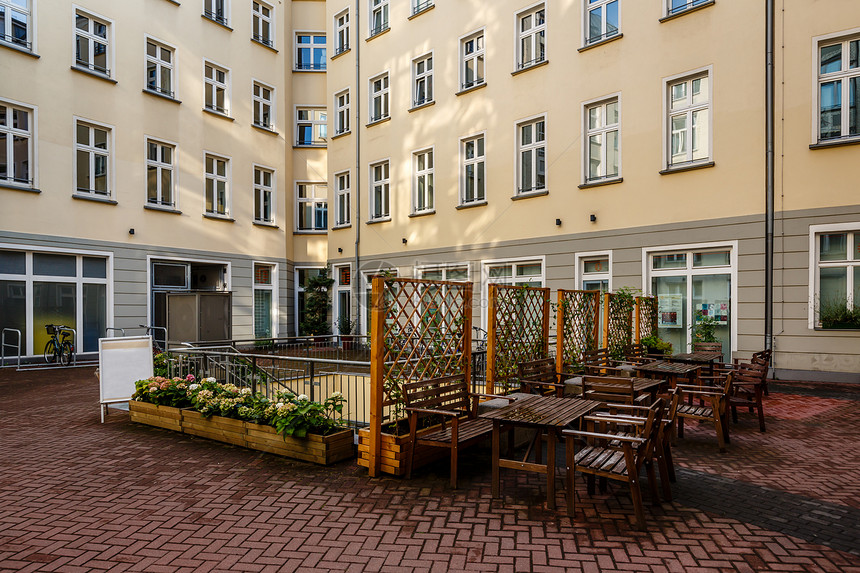 德国柏林后院和外门咖啡厅咖啡店城市院子木头旅行市中心椅子玻璃街道假期图片